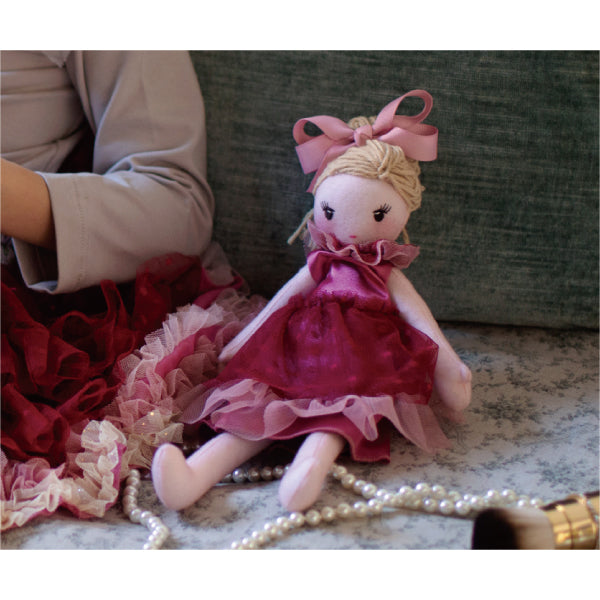 ドレスを着た人形 20_4a181112-5e5c-41a4-9c64-